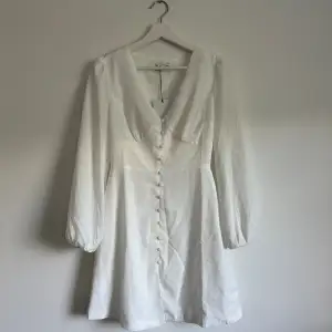 Säljer denna vita klänning från Nelly. prislappen kvar och därmed aldrig använd. Säljer pga den är lite för liten för mig. stolek 34. Hör av er om ni undrar någonting :)