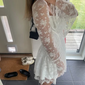 Vit spetsklänning - Super fin klänning i spets från Boohoo💕💕 Liten i storleken. Endast använd en gång! Nypris 780 kr🫶