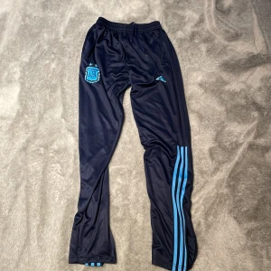 Argentina byxor - Byxor till toppen. Knappt använda och kan sänka pris vid köp av tröjan. Storlek L men känns som M.