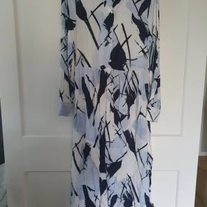 Klänning  - Oanvänd klänning i härligt material.