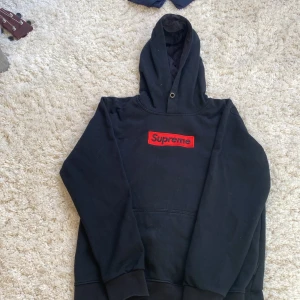 Kläder supreme  - Hej jag säljer min jätte fina tröja från Supreme Hoodie den är jätte bra kvalite inte så använd. Jag valde att sälja hoodin för den är för liten 