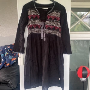 odd molly klänning - unik och sälsynt klänning från odd molly😀 strl 3 på den motsvarar typ m/l sååå fina detaljer på den😀