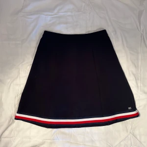 Mörkblå Tommy kjol - Tommy Hilfiger kjol, 36