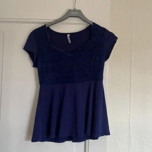 Tröja  - En fin mörkblå tröja, den har fina detaljer och är storlek M. Den sitter fint jätte fint. 