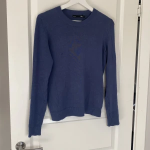 Mörkblå tröja 💙 - Säljer eftersom att jag aldrig har använt den, tycker inte ja passar i den. 💙 