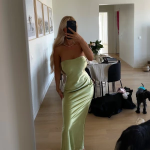 Satinklänning - använd en gång - Säljer min satinklänning från Princesspolly som är använd en gång på en gala. Nypris 799 med frakt (betalade runt 1 k med tull) 💚