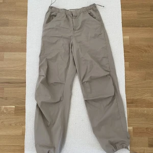 Parachute pants  - Byxor från Pull & Bear i storlek S. Använda ett par gånger, mycket fint skick! Färgen heter stone och är grå/beige 