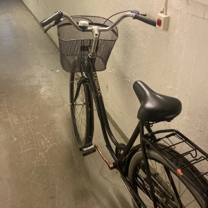 Tandemcykel  - CYKEL DBS Urban 28" 3vxl - Cykeln är i helt ok skick. Kan tvätta den och kan pumpa cykeln 