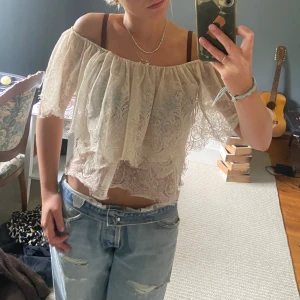 Blus - En unik och Jättefin sommarblus!😍Den har volanger med fina mönster och är lite genomskinlig. Den passar nog de flesta storlekarna då den har elastiska band men jag brukar ha 36-38💕 köpt på Sellpy och har inte används