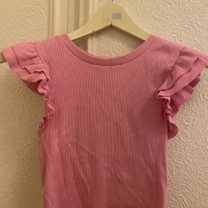 Rosa volangtopp - Rosa volangtopp från Zara. Den är i storlek S men skulle säga passar även XS då den är  lite mindre i storleken. Den är i mycket fint skick💗💗