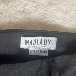 Madlady kostymbyxor ex-short - Oanvända lågmidjade kostymbyxor från madlady. Storlek xxs, extra short. Säljer eftersom dom inte passade mig och kunde inte skicka tillbaka💓