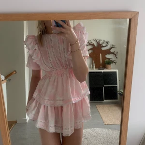 Loveshackfancy Klänning💕 - Så fin klänning från märket loveshackfancy💕 Storlek M men passar mig som vanligtvis har S. Jag är 174cm lång och den är lite kort på mig. Nypris ca 3300 kr💕
