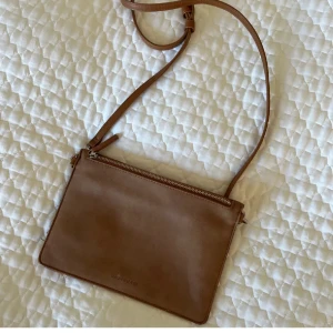 Brun väska  - Brun väska från Carin Wester. Endast använd några gånger, jätte fint skick!  Finns ej att köpa som ny längre