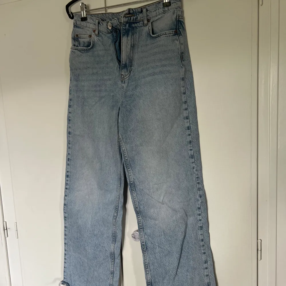 Ett par ljusblå jeans från Ginatricot.  Raka i modellen och fransiga längst ner i benen.  I stl 36, bra skick! . Jeans & Byxor.