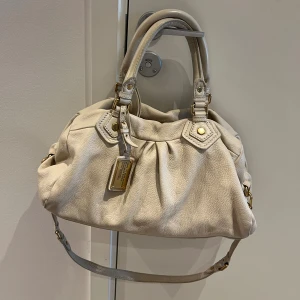 Marc Jacobs väska  - Jätte fin Marc Jacobs väska som är i näst intill nyskick🩷 Få plats med så mycket grejer🫶🏻 Fråga gärna ifall ni undrar något såsom defekter eller mått🩷