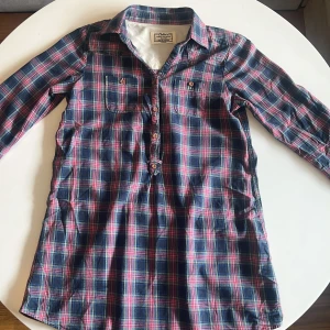 Rutig Skjorta  -  Sparsamt använd. Skjortan är i storlek XS, rätt så mjuk i materialet. Lite oversized. 