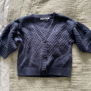 Stickad blus - Jättefin stickad blus/kofta med puffärm passar XS-S.