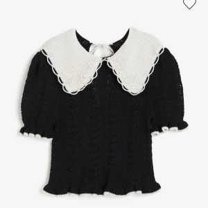 Virkad blus - Superfin virkad blus från H&m, slutsåld! Har bara använt en gång sen har den hängt i min garderob. Köp nu❤️