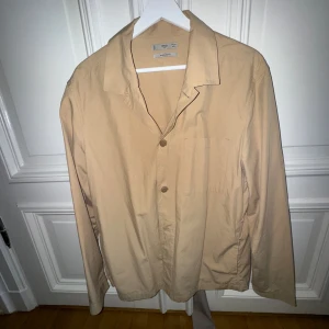 Sommar jacka från Mango (Storlek L) - Fin sommar jacka från mango i storlek L. Med bröst ficka och två sido fickor, samt två inne fickor. Gjord av 50% bomull och 50% Tencel. Ser helt ny ut. Använt cirka två gånger.  Pris kan diskuteras 