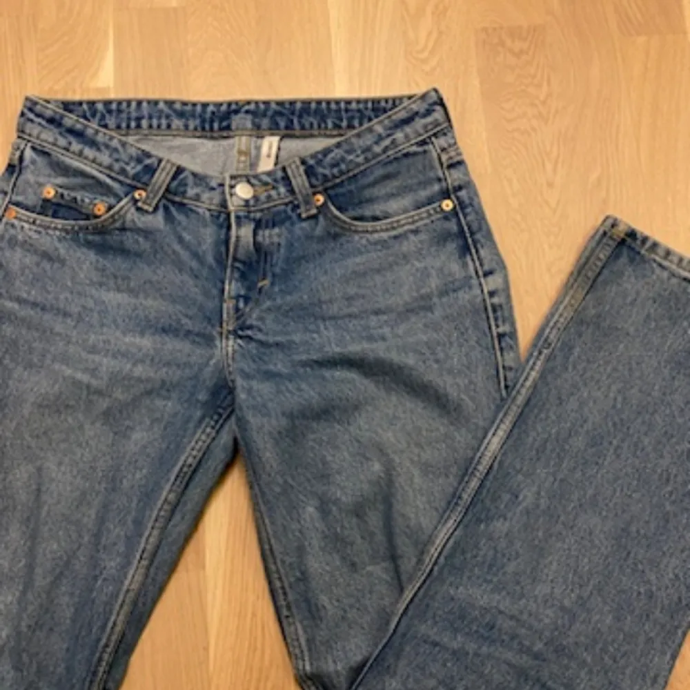 Superfina lågmidjade weekday jeans i modellen Arrow low straight jeans i storlek 26/32 💗Nypris:590kr (skriv för mer bilder och info)(har exakt likadana jeans i svart som jag även säljer). Jeans & Byxor.