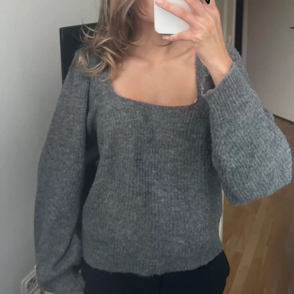 Jättefin stickad tröja som tyvärr inte kommer till användning längre💕 kan köpas på min Vinted också. Neuleet.