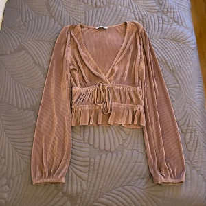Zara blus - En mycket fin blus från Zara. Älskar färgen och hur den skimrar i solen. Perfekt sommarplagg👌🏻😍
