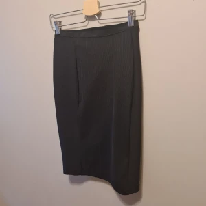 Pencil Skirt - The timeless pencil skirt! Såå otroligt enkel men ser så elegant ut😍Används 2 ggr men är i fint skick utan några skavanker. Är stretchig så passar xs-s. 