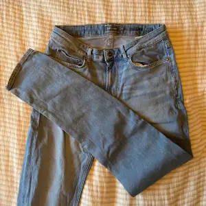 Straight fit ljusa jeans från Dressmann. Storlek 32/32. Gott skick.