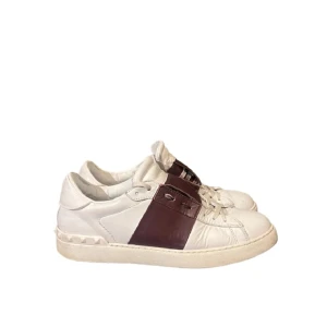 Valentino open - Ett par Valentino i storlek 44. De är i helt ok skick. Perfekta nu inför sommaren✅ kan mötas upp✅  Skickar✅ Tveka inte att skriv om ni har funderingar eller intresse!😄