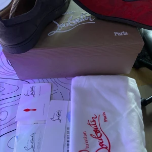 Christian Louboutin skor - Storlek 40, ett par gråa lounbs som är väldigt fint skick som jag knappt använder. 