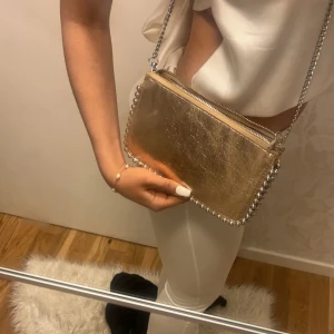 Guld Väska - Jättefin guldig väska från zara