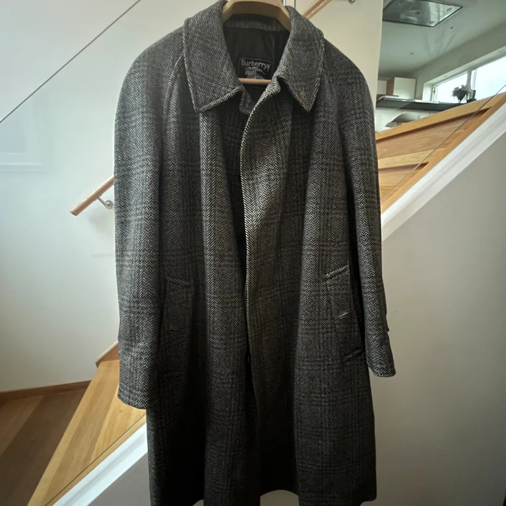 Burberry FW 16 rock -Burberry Rock -Storlek M -Skick 10/10 Oanvänd -Nypris 18 000 :- -Mitt Pris 3699 :- -För Bilder Eller Frågor Skriv PM . Jackor.