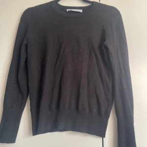 Svart tröja  - Säljer denna fina tröja från Zara med guldiga knappar längst ner på ärmen. Har inte kommit till användning på länge! I perfekt skick! Storlek S men passar en storlek M ❤️