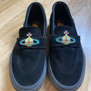Vivienne Westwood x Vans style 53 loafers. Storlek 37 - Så fantastiska skor!  Vivienne westwood x Vans loafers från 2019. Bra skick, knappt använda  Dessa är verkligen svåra att få tag på då detta par är ett sample ex.