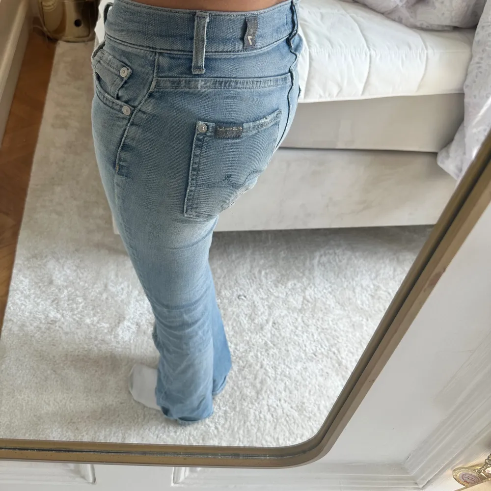 7 for all man kind lågmidjade jeans. Några få defekter och hål. 3000 nypris . Farkut & Housut.