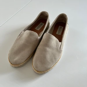 Loafers - Snygga loafers i äkta mockaläder ✨använda ett fåtal gånger bara, säljer då de tyvärr känns lite för små