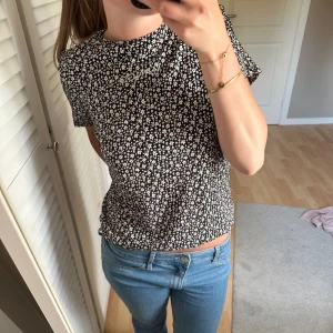 Superfin och unik t-shirt från mango! - Somrig och skön t-shirt! Aldrig använd