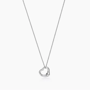 Tiffany & Co silverhalsband med diamanter  - Tiffany & Co’s Elsa Peretti Open Heart design. Sterling silver med fem diamanter. Totalvikt diamanterna .02 carat.   Nypris 25.100kr