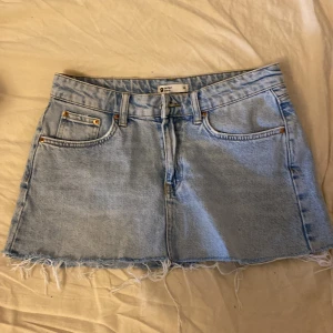 Jeans kjol - Fin jeans kjol i jätte bra kvalite, den är köpt på Gina Tricot för 400kr men jag säljer den för mycket billigare 