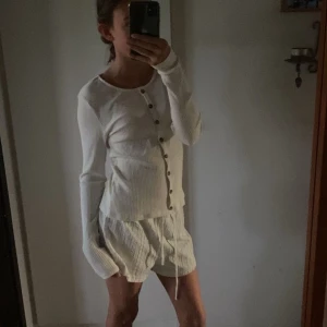 Jätte söt och bekväm tröja med knappar!  - Skicket på tröjan är 🔛. Den är bekväm och kön och en perfekt tröja stylar till allt. 