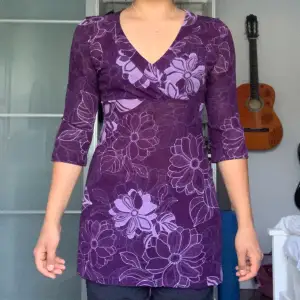 En vacker lila topp/klänning från Lindex i storlek S.