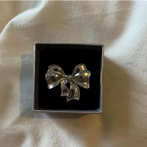 Justerbar ring - Justerbar  rosett ring som inte kommer till användning💓