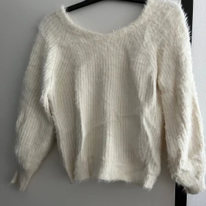 TRÖJA - Väldigt varm och mysig tröja med snygg detalj i ryggen! Sticks inte!! Passar även S