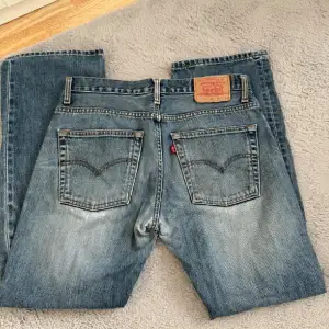 Säljer dessa as snygga mid waist straight leg jeans, det står att dom är w33 men skulle säga att dom sitter mer som 29. Midjemått: 43cm tvärs över Innerbenslängd: 73cm 