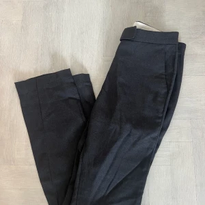 Arket kostymbyxor  - Arket gråa kostymbyxor i storlek 34, knappt använda fint skick med slits längst ner!❣️