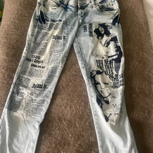 Jeans med tryck - Unika jeans med coola tryck. Köpta second hand i Milano för 700kr. Lite svårt att bedöma storlek men jag har vanligt vis S/36 (ibland 38)