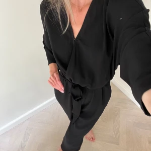 Byxdress - Fin byxdress från H&M, i mycket gott skick💛