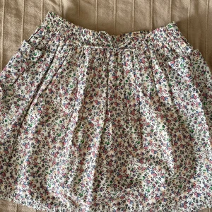 Kjol - Somrig och blommig minikjol. Den skulle passa de med storlek 36-38 bäst ❤️
