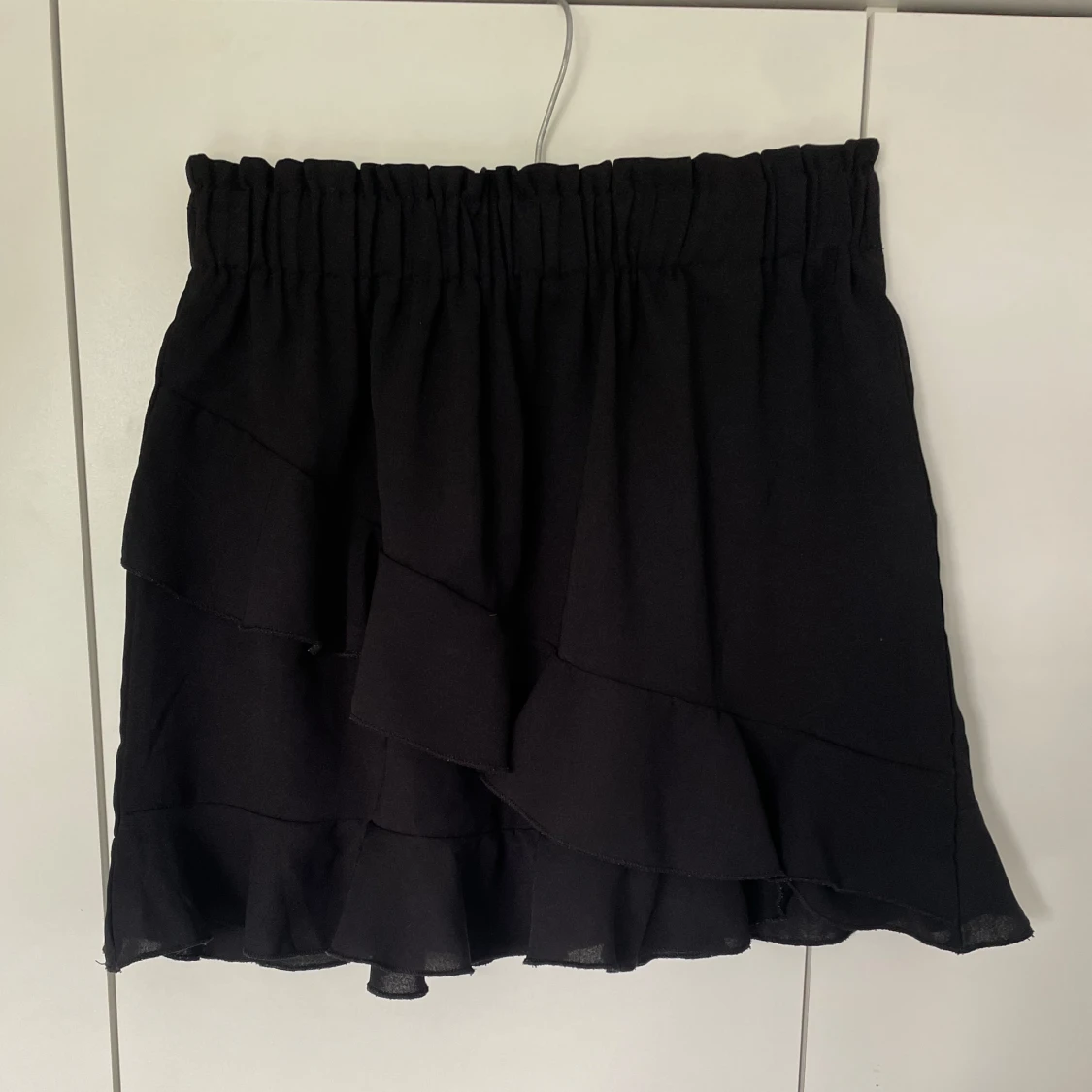 Svart omlottkjolđ€