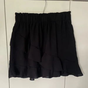 Svart omlottkjol🖤 - Superfin omlottkjol från Shein! Använd fåtal gånger!! Säljer då den inte kommer till användning! Skicka gärna prisförslag!🖤